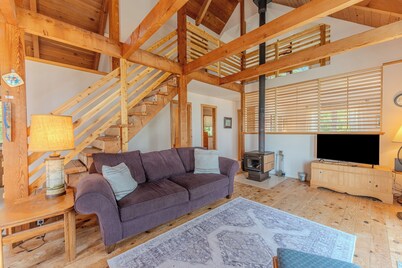 Michibay Getaway: Dog friendly, Your Summer Beachfront Getaway Just listed!