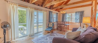 Michibay Getaway: Dog friendly, Your Summer Beachfront Getaway Just listed!