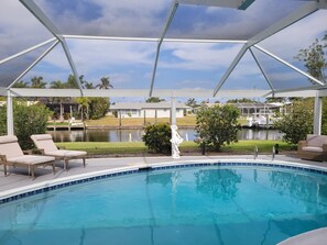 Utomhuspool och uppvärmd pool