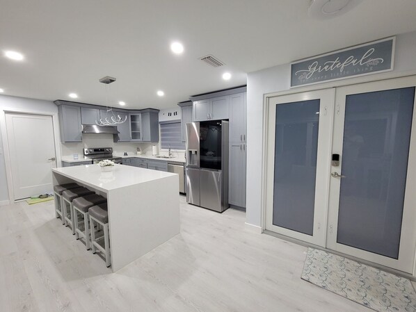 Kylskåp, mikrovågsugn, ugn och spishäll