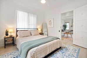 1 bedroom, desk, iron/ironing board, travel cot - Classic Inglewood LAX Bungalow House Parking W/D (Inglewood)