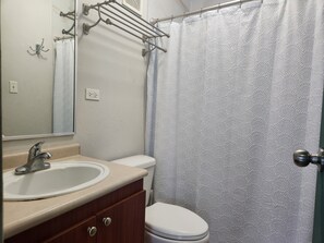 Dusche, Haartrockner, Handtücher, Seife