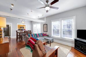 Smart TV - Mosaic - A Birdy Vacation Rental (San Antonio)