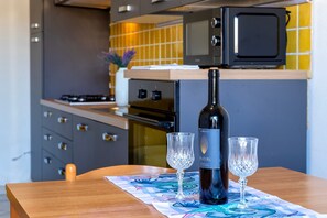Refrigerador, horno, parrilla de estufa y utensilios de cocina 