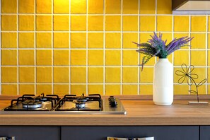 Kühlschrank, Ofen, Herdplatte, Kochgeschirr/Geschirr/Besteck