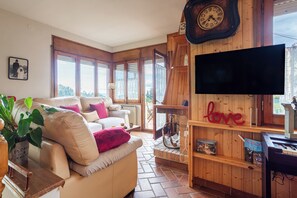 TV, fireplace - Private Studio 'Can Mussol' with Terrace, Balcony and Wi-Fi (Sant Hilari Sacalm)