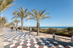 Property grounds - Villa 'Mediterranean Beach' with Sea View, Wi-Fi and Air Conditioning (Los Arenales del Sol)