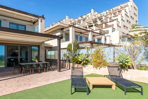 Outdoor dining - Villa 'Mediterranean Beach' with Sea View, Wi-Fi and Air Conditioning (Los Arenales del Sol)