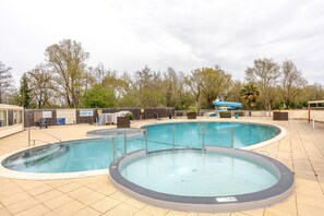 Een binnenzwembad, een verwarmd zwembad