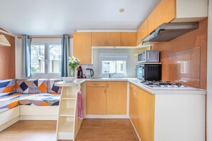 Een koelkast, een magnetron, een oven, een kookplaat