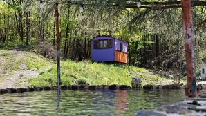A small cabin-like structure with a window and a door, situated on a grassy slope near a body of water. - Casetta 'Delle Castagne' with Mountain View, Wi-Fi, and Air Conditioning (Casaleggio Boiro)