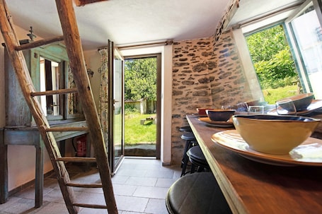 Dining. Cabin 'Delle Castagne' with Mountain View, Wi-Fi and Air Conditioning