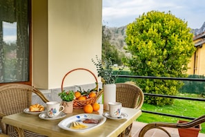 Outdoor dining - Chalet 'Les Cuartes 3' with Mountain Views, Private Terrace and Private Garden (Cangas De Onis)