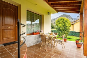 Outdoor dining - Chalet 'Les Cuartes 3' with Mountain Views, Private Terrace and Private Garden (Cangas De Onis)