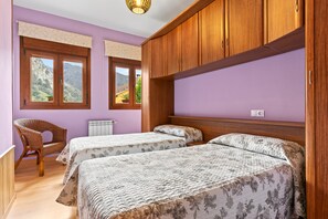 2 bedrooms, iron/ironing board, bed sheets