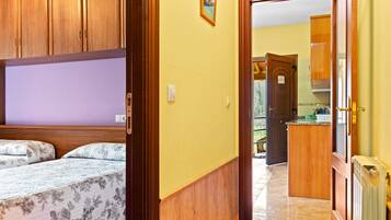 2 bedrooms, iron/ironing board, bed sheets