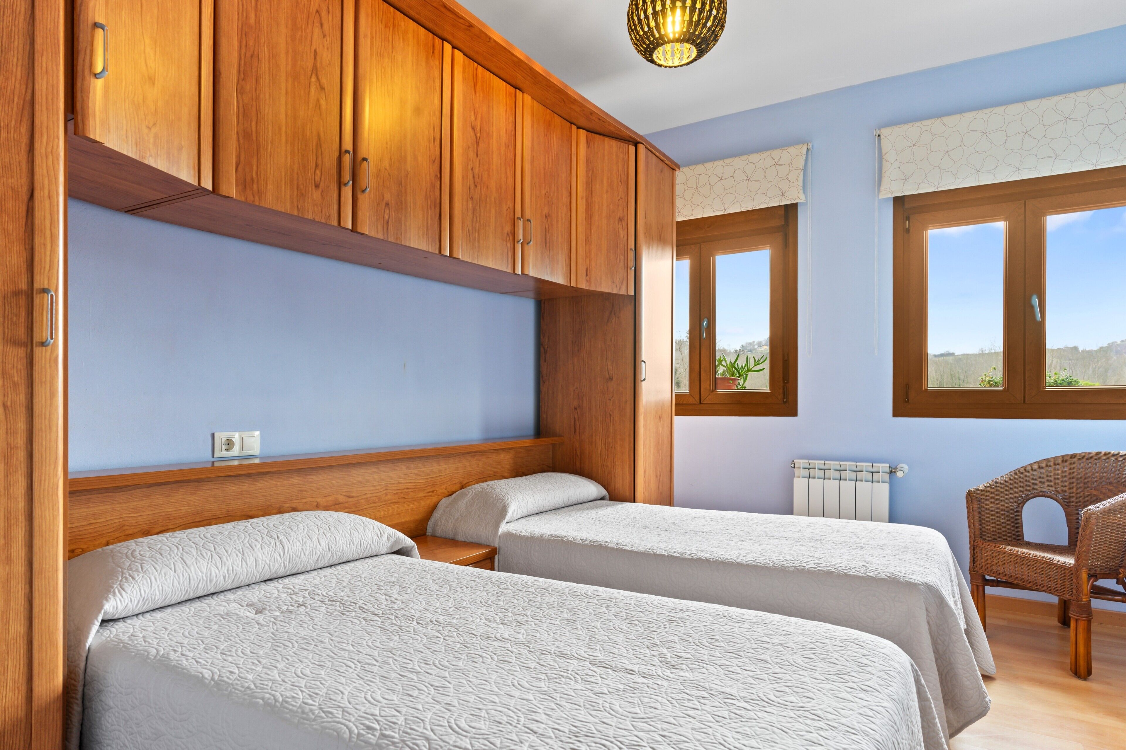 2 bedrooms, iron/ironing board, bed sheets