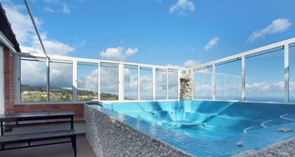 Casa de vacaciones 'Chalet Inmountain T2 Privado' con vistas al mar, piscina compartida y Wi-Fi