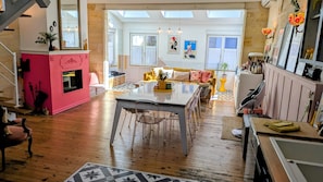 TV, fireplace - Typical Bordeaux House 1850 – Spacious, well-equipped, near Bordeaux, with gym and pool table (Lormont)