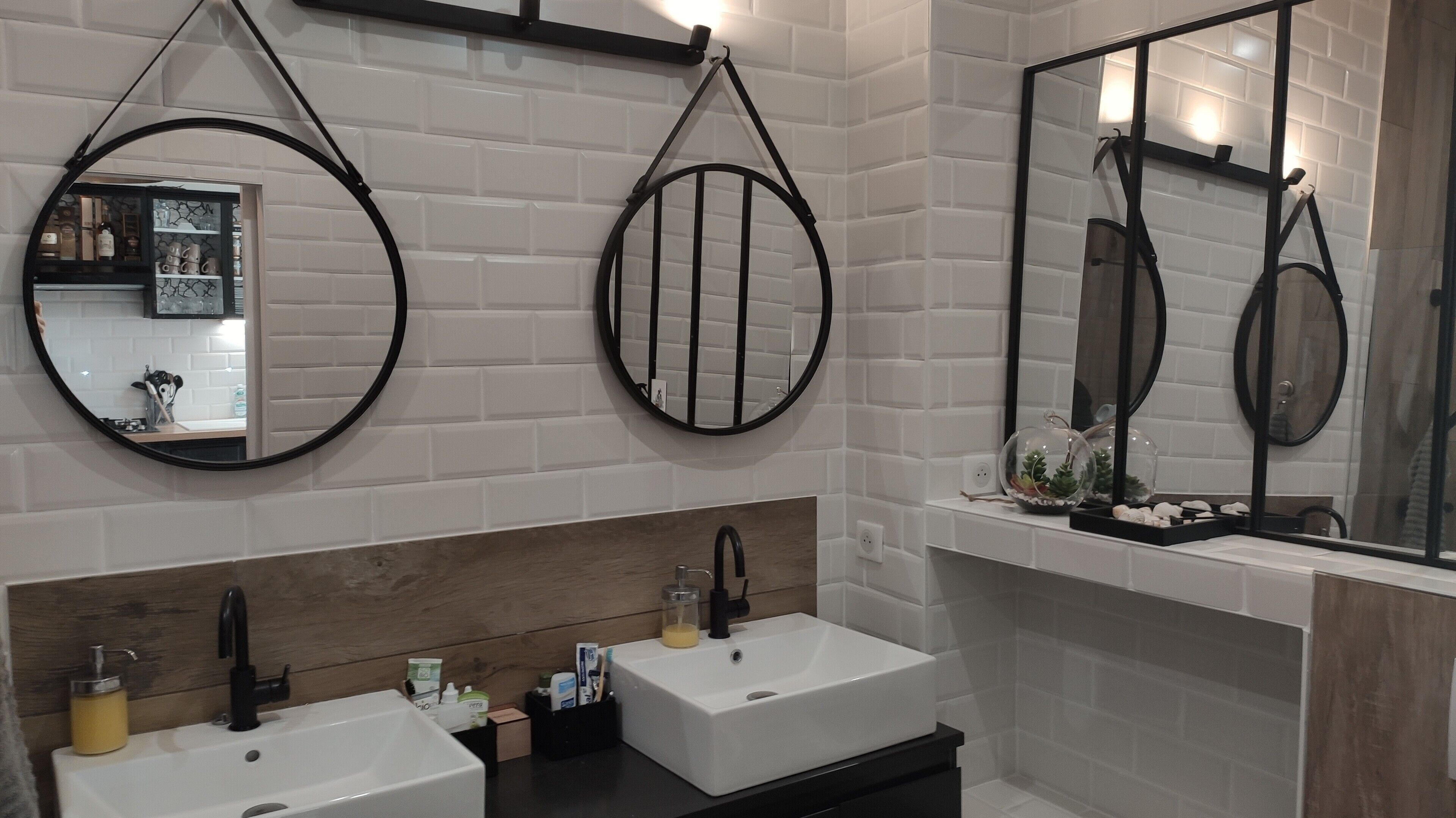 Douche, sèche-cheveux, serviettes fournies