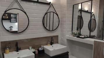 Douche, sĂšche-cheveux, serviettes fournies