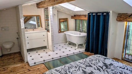 Shower, hair dryer, towels. Typical Bordeaux House 1850 – Spacious, well-equipped, near Bordeaux, with gym and pool table