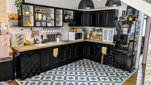 Fridge, microwave, oven, stovetop - Typical Bordeaux House 1850 – Spacious, well-equipped, near Bordeaux, with gym and pool table (Lormont)