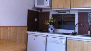 Una cucina compatta con microonde, lavandino e lavastoviglie.
