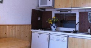 Fridge, microwave, oven, stovetop - Studio 'Val d'Allos Mercantour' with Mountain View, Balcony and Wi-Fi (Allos)