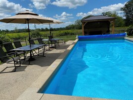 시즌별로 운영되는 야외 수영장