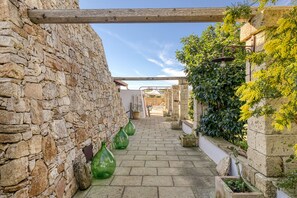 Property grounds - Villa 'Camera 1' with Sea View, Private Pool and Wi-Fi (Salve)