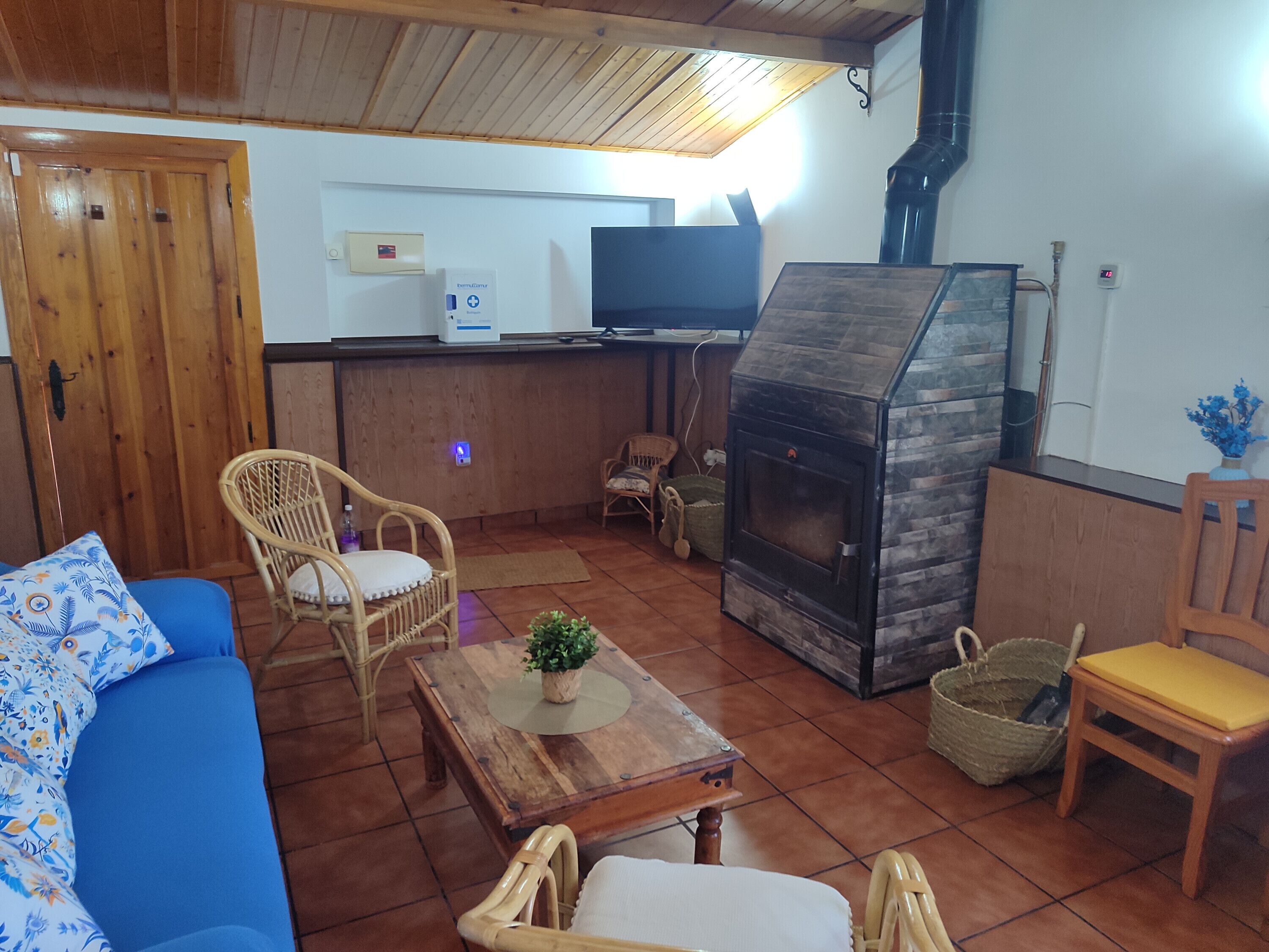 Télévision, cheminée, table de tennis de table