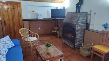 Télévision, cheminée, table de tennis de table