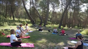 A group of people sitting on yoga mats in a forested area. - Country House 'El Serrano' with Mountain View, Wi-Fi and Air Conditioning (Murcia)