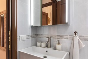 Dusche, Haartrockner, Handtücher