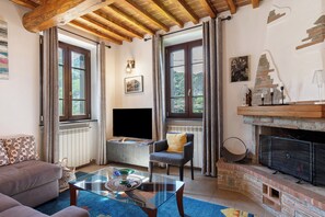 Télévision, cheminée