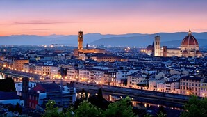 A cityscape with prominent historical architecture, including a tower and a dome, during twilight. - Room 'Matroniale 3' with Wi-Fi and Air Conditioning (Firenze)