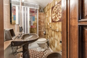 Suihku, hiustenkuivaaja, pyyhkeet