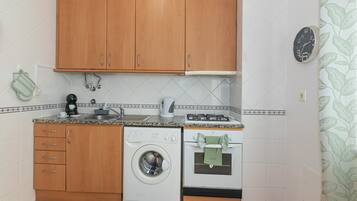 Een koelkast, een magnetron, een oven, een kookplaat