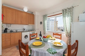 ثلاجة، ميكروويف، فرن، موقد طهي مسطح