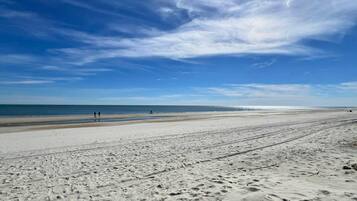 En la playa y camastros