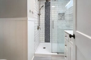 Sèche-cheveux, serviettes fournies, savon, papier toilette