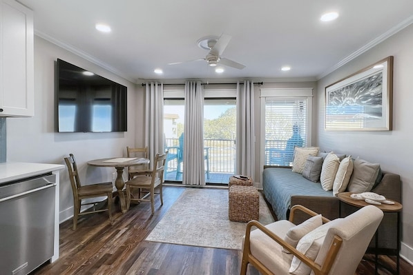 Smart TV - Ocean view beachfront resort for 4, king bed, balcony & dedicated work area (Hilton Head Island)