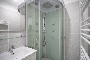 Douche, sèche-cheveux, serviettes fournies