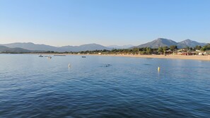 Una spiaggia nelle vicinanze