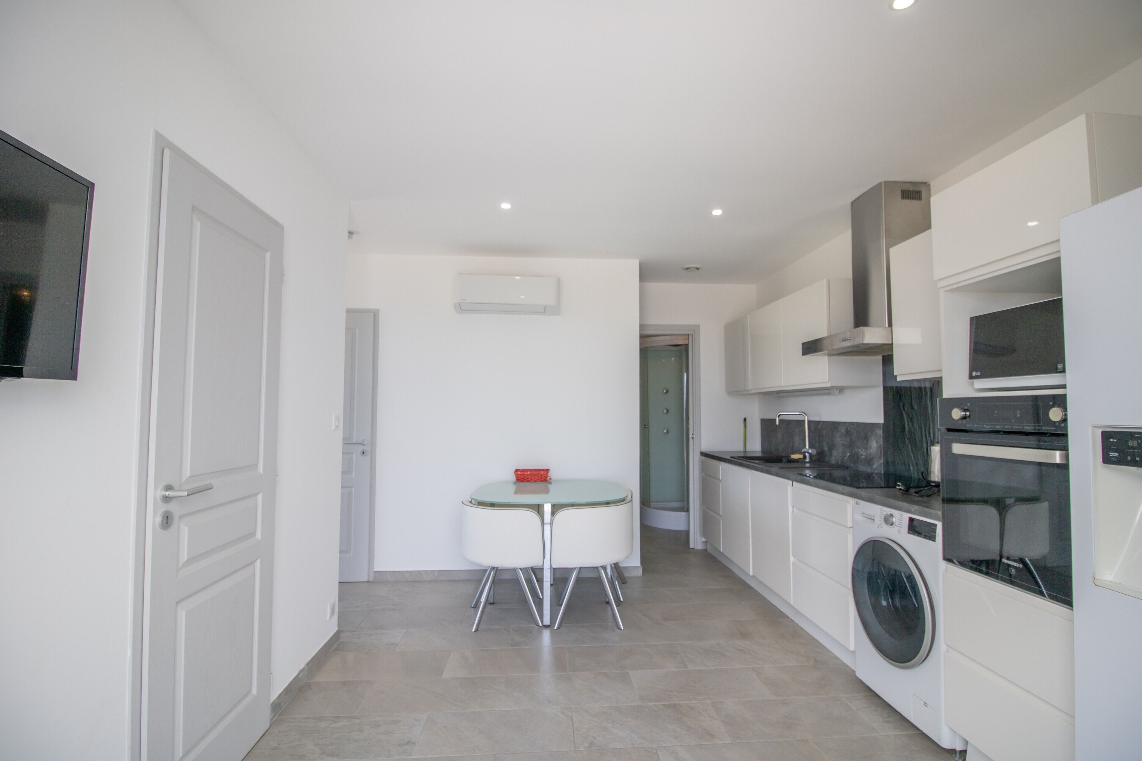 Réfrigérateur, micro-ondes, four, plaque de cuisson