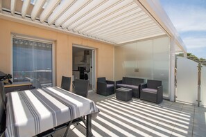 Outdoor dining - Apartment 'Superbe Neuf Climatisé' with Sea View, Wi-Fi and Air Conditioning (Albitreccia)