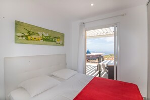 5 bedrooms, iron/ironing board, free WiFi, bed sheets - Apartment 'Superbe Neuf Climatisé' with Sea View, Wi-Fi and Air Conditioning (Albitreccia)