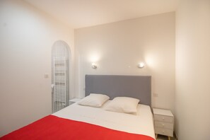 5 bedrooms, iron/ironing board, free WiFi, bed sheets