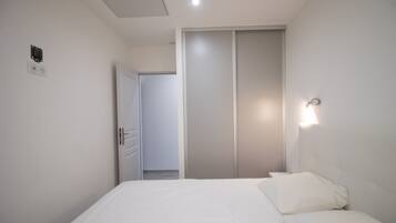 5 bedrooms, iron/ironing board, free WiFi, bed sheets
